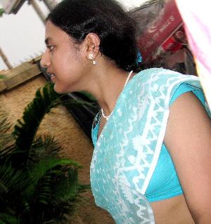 Abitha Aunty_20.jpg Cute Abitha Aunty Saree Candid Panties and Nudes